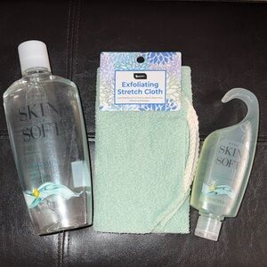 Avon Skin So Soft  Bath Set with Mint Green Exfoliating Cloth